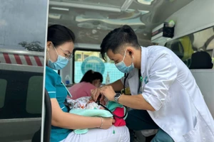 Gia Lai: Cấp cứu ngoại viện, cứu sống em bé sinh non người Lào