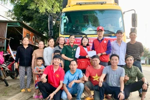Trao hàng hóa cứu trợ bà con vùng lũ Nghệ An