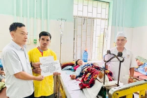 Gia Lai: Gần 84 triệu đồng hỗ trợ bệnh nhân bị tai nạn lao động đứt lìa chân