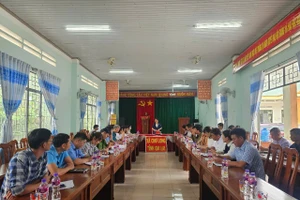 Quang cảnh buổi làm việc của Trưởng Ban Tuyên giáo và Dân vận Tỉnh ủy Nguyễn Thị Phong Vũ với xã Chơ Long. Ảnh: Hồng Thương