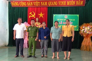 Ban chủ nhiệm Câu lạc bộ Nông dân với pháp luật có 5 người. Ảnh: Rơ Lan Viện