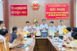 Phó Chủ tịch UBND huyện Chư Prông Ksor Việt trao Giấy chứng nhận sản phẩm OCOP 3 sao cho các chủ thể. Ảnh: Văn Luyến