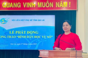 Chủ tịch Hội LHPN tỉnh Rơ Chăm H'Hồng phát động phong trào "Bình dân học vụ số". Ảnh: Hồng Thương