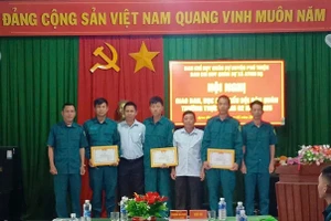 Khen thưởng đột xuất 3 chiến sĩ dân quân thường trực xã Ayun Hạ