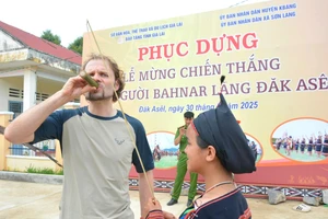Cách mời rượu độc đáo của người Bahnar làng Đak Asêl