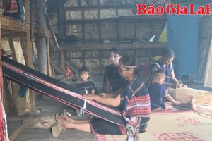 Giúp bà con Bahnar ở Kbang học làm du lịch