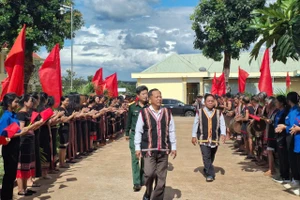 Chỉ huy trưởng Bộ Chỉ huy Quân sự tỉnh dự Ngày hội Đại đoàn kết toàn dân tộc tại xã Ia Kla