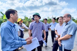 Phó Chủ tịch UBND tỉnh Nguyễn Hữu Quế kiểm tra tiến độ thi công đường liên huyện Mang Yang-Ia Pa