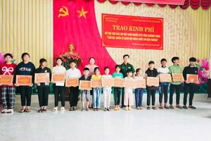 Gia Lai: Trao kinh phí hỗ trợ nâng bước em đến trường