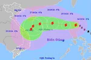 Bão Trà Mi mạnh lên trên Biển Đông, hướng vào Đà Nẵng