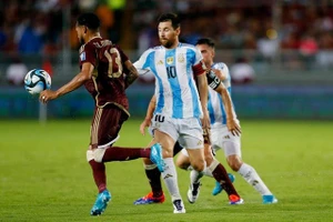 Messi trở lại nhưng Argentina đánh rơi chiến thắng ở Venezuela