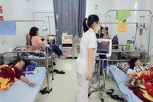 13 học sinh nhập viện sau uống nước ngọt miễn phí trước cổng trường