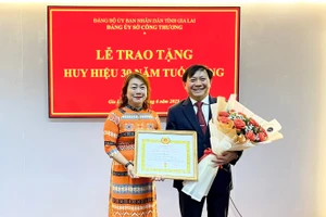 Đồng chí Phạm Văn Binh-Bí thư Đảng ủy, Giám đốc Sở Công thương Gia Lai đã nhận Huy hiệu 30 năm tuổi Đảng. Ảnh: Vũ Thảo