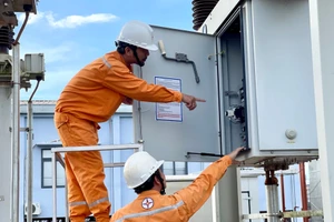 Nhân viên Công ty Điện lực kiểm tra Trạm biến áp của Nhà máy điện gió HBRE Chư Prông. Ảnh: V.T