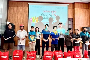 Tặng quà cho các hộ có hoàn cảnh khó khăn tại phường Pleiku