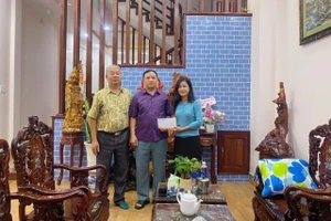 Phường Tây Sơn thăm, tặng quà cán bộ, chiến sỹ trực tiếp tham gia chiến dịch Hồ Chí Minh
