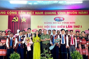 Không tặng bức trướng của Ban Chấp hành Đảng bộ tỉnh cho các Đảng bộ trực thuộc Tỉnh ủy nhân dịp Đại hội Đảng. Ảnh: A-Khang