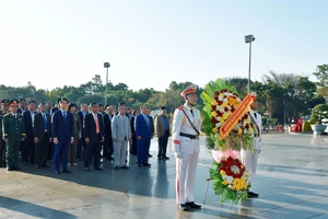 Ban Chấp hành Đảng bộ tỉnh Gia Lai dâng hoa, dâng hương tưởng nhớ Chủ tịch Hồ Chí Minh 