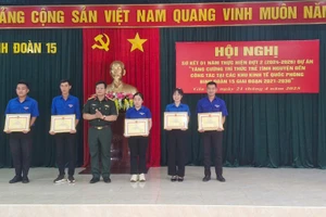 Binh đoàn 15 khen thưởng 5 trí thức trẻ tình nguyện