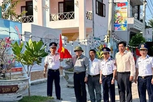 Hai Phó Ban Dân vận Tỉnh ủy Bình Định cùng xin nghỉ hưu trước tuổi