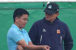 Ông Vũ Tiến Thành bị treo 4 trận, trưởng đoàn bị 3 trận vì lăng mạ trọng tài