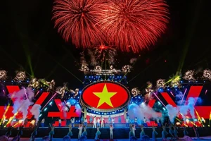 Mãn nhãn màn pháo hoa trên bầu trời Sầm Sơn