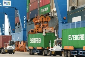 Được cán bộ hải quan tiếp tay, hơn 1.800 tỉ đồng hàng lậu 'tuồn' qua đường chính ngạch