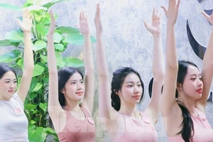 Thí sinh Hoa hậu Việt Nam khoe dáng săn chắc trên sàn tập