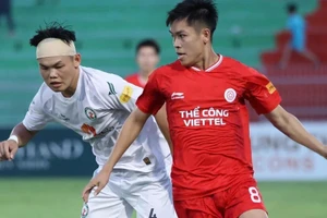 Bình Định hòa nghẹt thở Thể Công Viettel: HLV Popov chết lặng, HLV Trần Minh Chiến cũng… chết lặng