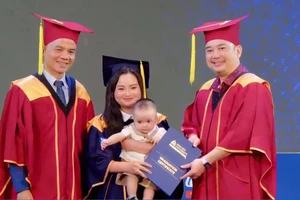 Cô gái trẻ bế con lên nhận bằng tốt nghiệp và hành trình cảm động phía sau