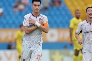 Tiến Linh ghi bàn, chia sẻ danh hiệu 'Vua phá lưới' V-League