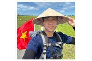 Chàng trai 24 tuổi đạp xe từ Hà Nội vào TP.HCM xem lễ diễu binh kỷ niệm 30/4