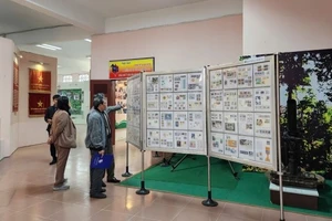 Độc đáo bộ tem thông tin liên lạc - xưa và nay