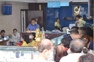 Giá vàng miếng SJC nhảy vọt lên 111 triệu đồng/lượng, người dân lại xếp hàng mua vào