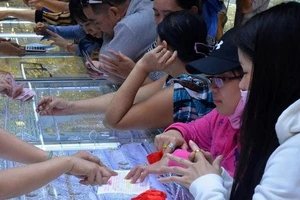 Giá vàng hôm nay, 17-4: Tăng mạnh, lập kỷ lục mới