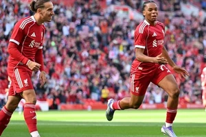 'Thần đồng' Ngumoha tỏa sáng, Liverpool đại thắng Bilbao 2 trận siêu giao hữu