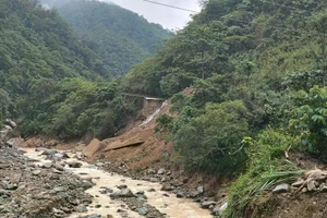 Nghệ An: Mưa lớn gây sạt lở nghiêm trọng trên Quốc lộ 16