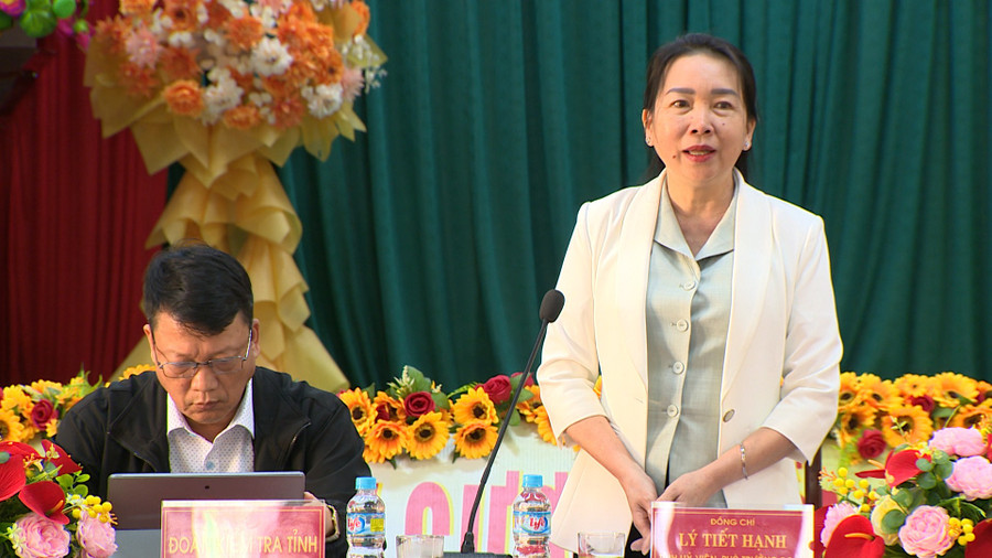 Phó Trưởng đoàn chuyên trách Đoàn Đại biểu Quốc hội tỉnh Lý Tiết Hạnh phát biểu tại buổi làm việc. Ảnh: Bảo Long