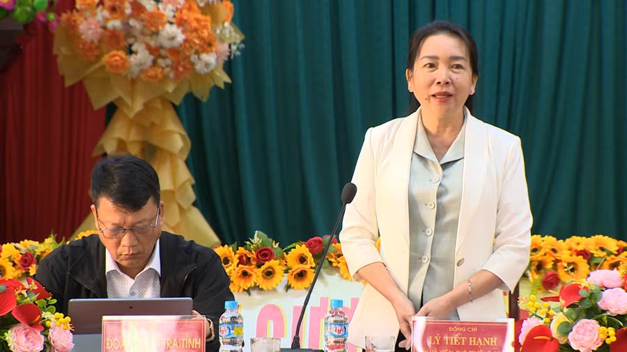 Phó Trưởng đoàn chuyên trách Đoàn Đại biểu Quốc hội tỉnh Lý Tiết Hạnh phát biểu tại buổi làm việc. Ảnh: Bảo Long