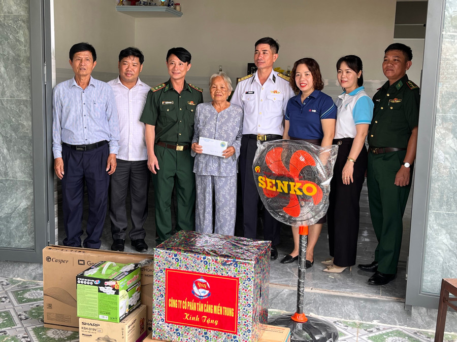 Các đơn vị bàn giao nhà mới cho bà Lê Thị Tám ở thôn Lục Lễ, xã Tuy Phước Bắc. Ảnh Bảo Long img-1439.jpg