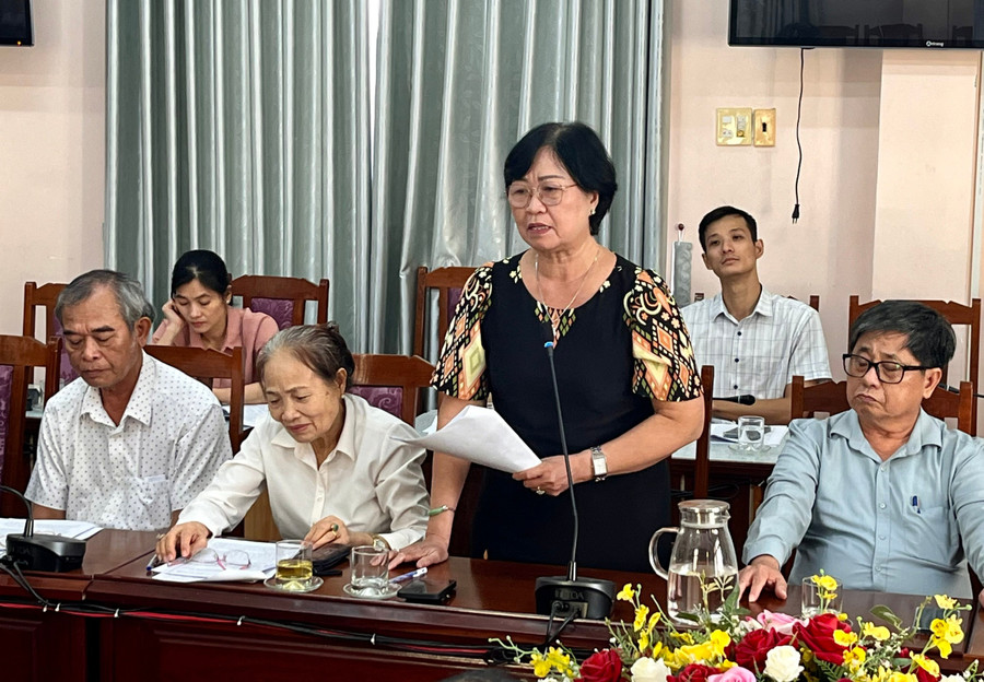 Delegierte kommentieren den Entwurf des politischen Berichts, der auf dem 1. Provinzkongress der Vietnamesischen Vaterländischen Front vorgestellt werden soll. Foto: Bao Long z7142566131714-1e14b46270efe145c3329b5e36bfa862.jpg