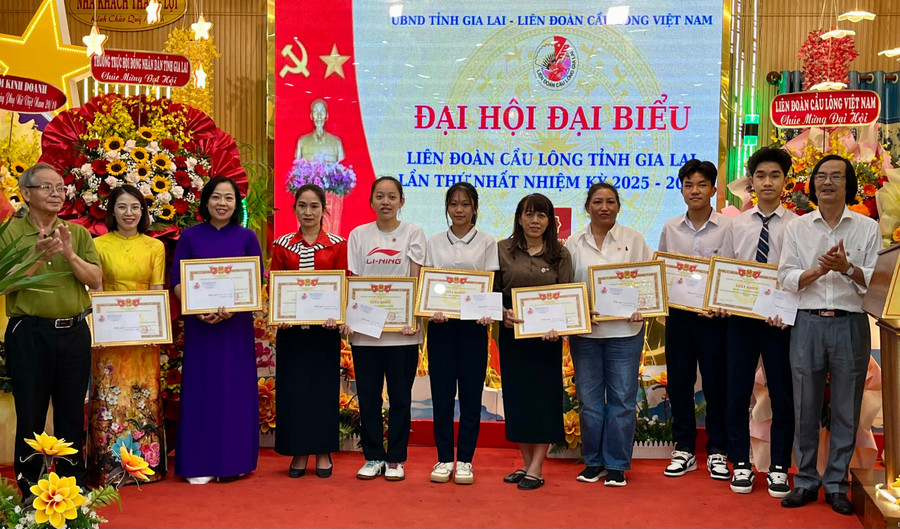 Trao giấy khen của Sở Văn hóa-Thể thao và Du lịch cho các VĐV cầu lông xuất sắc. Ảnh: Bảo Long z7128927473744-d5f9e530c9f54ef9b07cbb1ad68fef2f.jpg