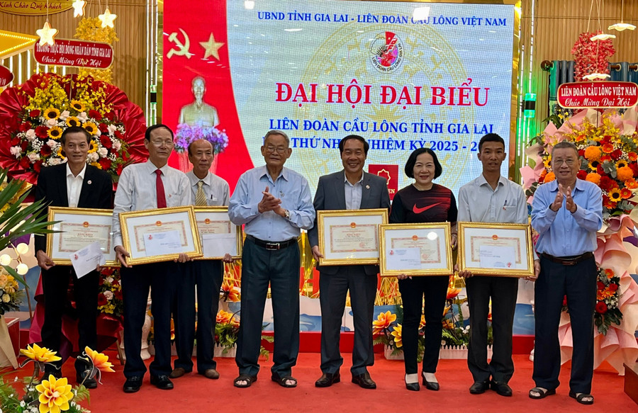 Liên đoàn Cầu lông tỉnh trao tặng bằng khen của Chủ tịch UBND tỉnh cho các tập thể, cá nhân. Ảnh: Bảo Long z7128877081992-2d76f602a6feea7fe951668f878fa535.jpg