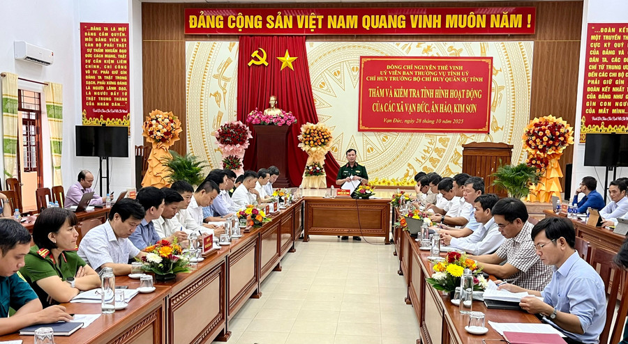 Đại tá Nguyễn Thế Vinh-Chỉ huy trưởng Bộ CHQS tỉnh, kết luận buổi làm việc. Ảnh: Bảo Long z7163568854116-17bc4292dcee1cee0582cf6aa3e5f60c.jpg