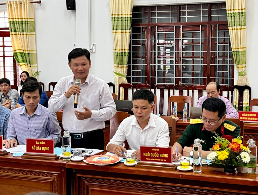 Lãnh đạo Sở Xây dựng góp ý tại buổi làm việc. Ảnh: Bảo Long z7163575164555-0d2bae562efd7d8c3222f77444c0ad16.jpg