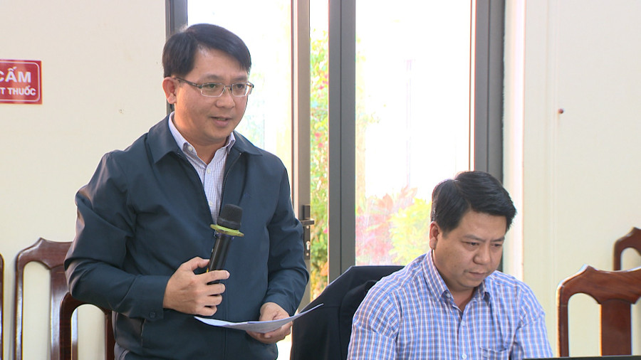 Lãnh đạo xã Phù Mỹ Bắc báo cáo kết quả công tác chuẩn bị bầu cử. Ảnh: Bảo Long