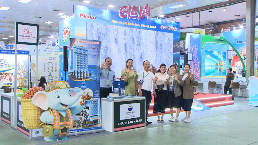Cán bộ, nhân viên Khách sạn Hải Âu (Quy Nhơn) chuẩn bị gian hàng tại VITM 2026. Ảnh: Mỹ Hà