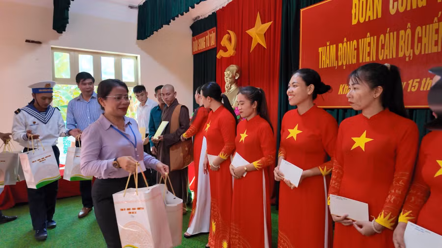 phong-vu-va-giang-tang-qua-song-tu-tay.jpg