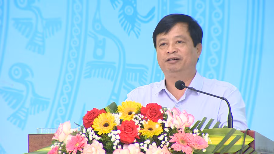 Ứng cử viên Nguyễn Tuấn Thanh trình bày chương trình hành động trước cử tri. Ảnh: Trung Nghĩa