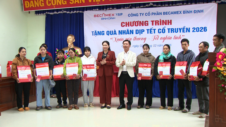 pho-chu-tich-hdnd-tinh-huynh-thuy-van-trao-qua-tet-cho-cac-ho-ngheo-ho-can-ngheo-va-gia-dinh-chinh-sach-o-xa-van-canh.jpg